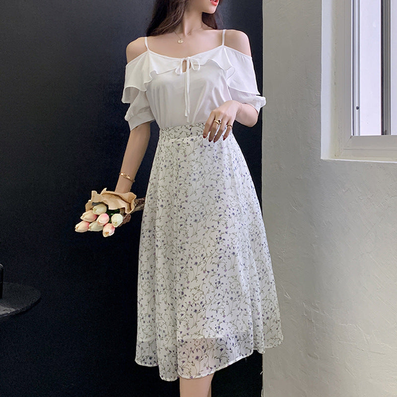 Vestido camisero estampado con hombros descubiertos y cintura