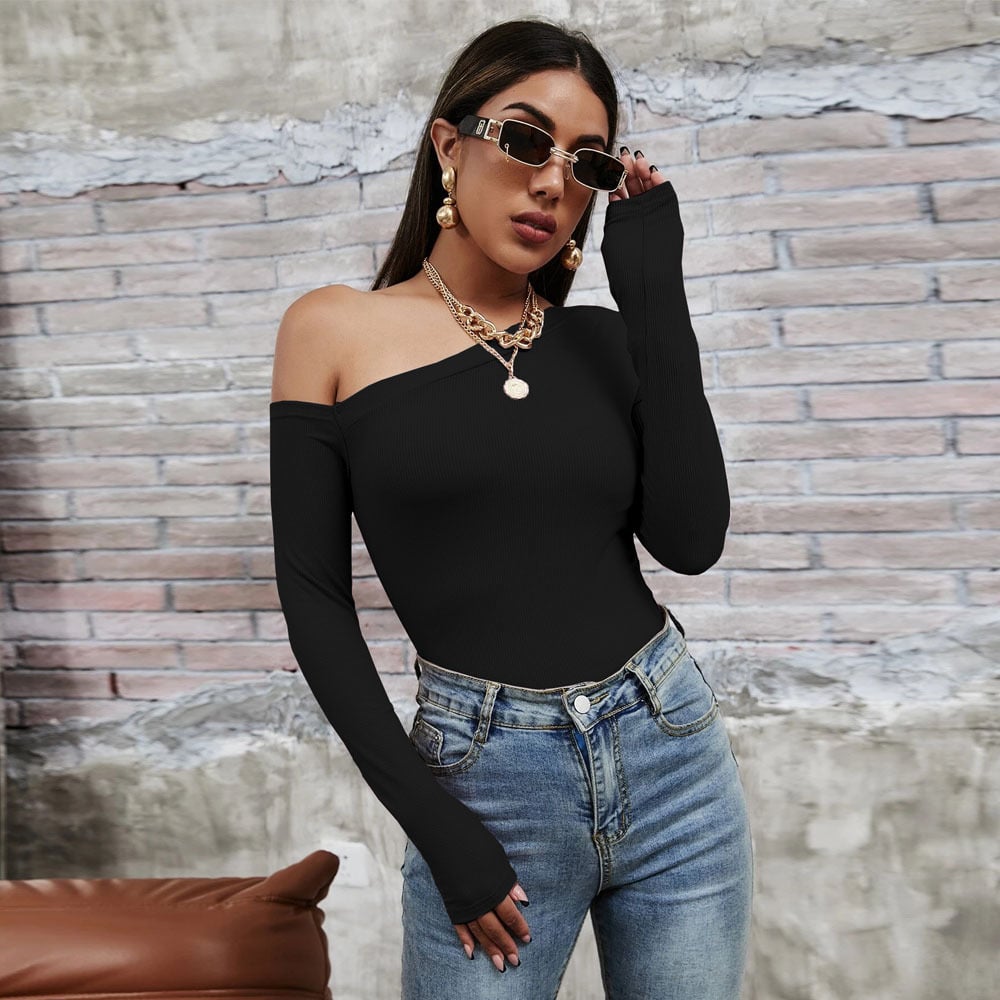 Camiseta de punto de manga larga entallada con cuello inclinado