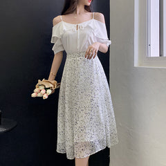 Vestido camisero estampado con hombros descubiertos y cintura