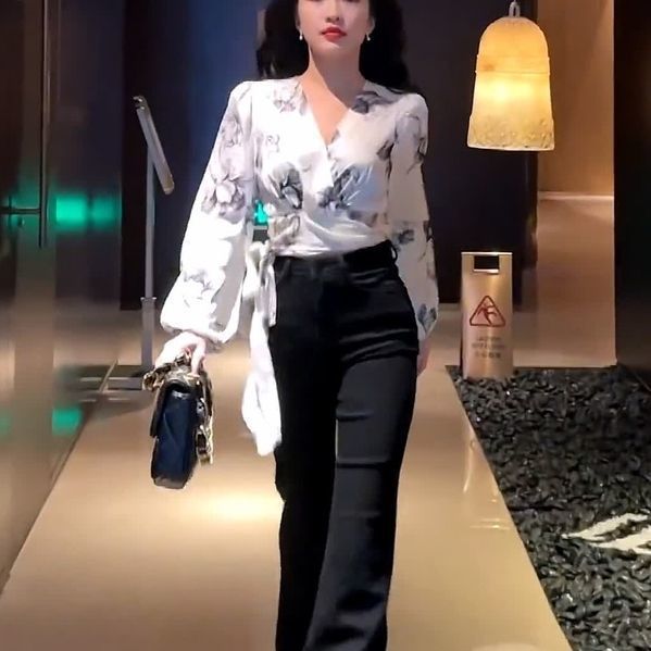 French Style Retro Floral Short Long-Sleeved Shirt for Women Spring and Summer New Design Niche Strappy V Neck Top