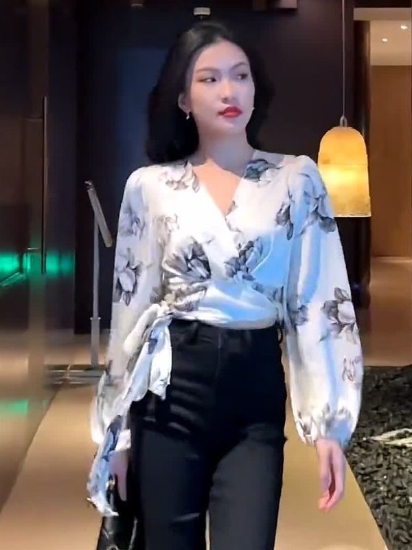 French Style Retro Floral Short Long-Sleeved Shirt for Women Spring and Summer New Design Niche Strappy V Neck Top