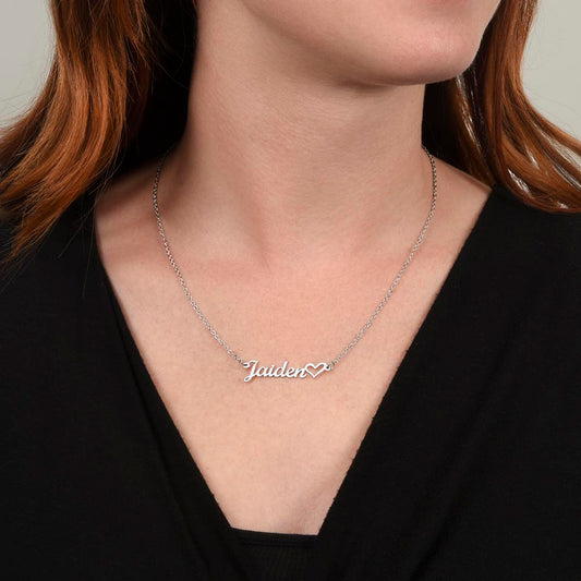 Collar con nombre clásico estilo corazón