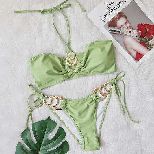 Bikini sexy nuevo 2022 con accesorios metálicos y recortes